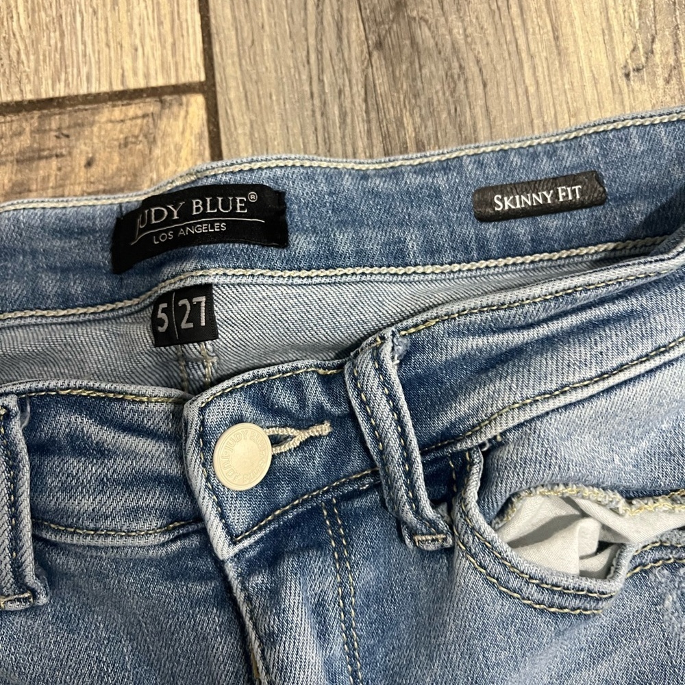 Judy Blue Skinny Fit Jeans Light Wash EUC Raw Hem Size 5 Stretchy Quality Jeans - Picture 3 of 3